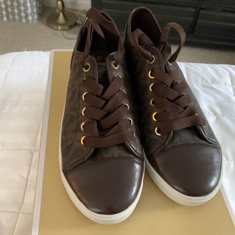 Brown logs Michael Kors